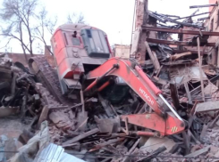 В Ростове экскаватор упал с третьего этажа во время сноса дома