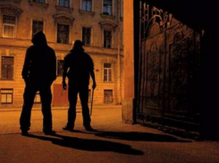 Мужчина с деньгами стал жертвой агрессивного прохожего на ночной улице Ростовской области