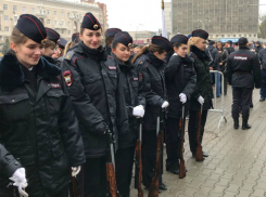 Мастерское обращение с оружием и отчеканенный строевой шаг продемонстрировали молодые полицейские в свой праздник