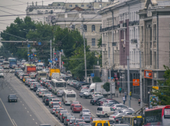 Утренними пробками «поприветствовал» центр Ростова работающих горожан 