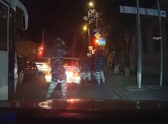 В Ростове водитель «Лады» подрезал автобус и нарвался на толпу силовиков