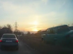 Опасный маневр водителя «Жигулей» на ж/д путях вдохновил жителей Таганрога и попал на видео