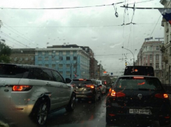 Сломавшийся светофор собрал многокилометровую пробку в центре Ростова