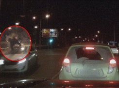 В Ростове таксист на скорости сбил мужчину. ВИДЕО