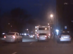 Устроившие гонку на Шолохова лихачи разбежались после аварии с автобусом в Ростове на видео