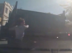 Потрясающее безрассудство спасателей сорвавшегося с тормозов грузовика в Ростове попало на видео