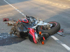 Водитель легковушки снес мотоциклиста на улице Бодрой в Ростове