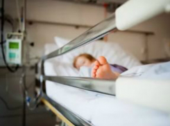 Сброшенная с лестницы ЦГБ Ростова собственной матерью 5-летняя девочка впала в тяжелую кому