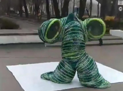 Безголовый «человек-пружинка» зеленого цвета напугал жителей Ростова