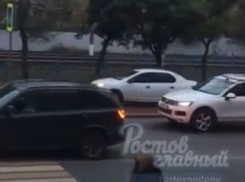 Объехавшего пробку по тротуару водителя на видео ростовчане предложили отправить на «Идиотен-тест»