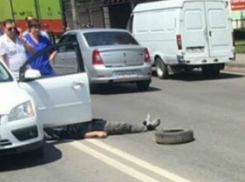Мужчина умер за рулем автомобиля на оживленной магистрали в Ростове