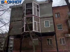 В Ростове к многоквартирному дому пристроили «балкон-особняк» и лишили соседей солнца 