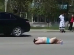 Удивительный «протест» голой женщины на трассе в Ростовской области попал на видео
