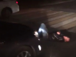 Мужчина ложился перед движущимися автомобилями и кричал свое имя в Ростове