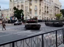 Вооруженные люди оцепили административные здания в центре Ростова. 