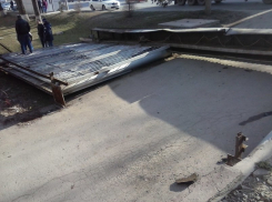  В Ростове кран снес  железный забор