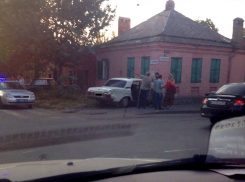 Машина протаранила дом в центре Ростова 