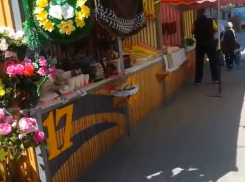 Засиженные мухами и гниющие на солнце мясные продукты ужаснули посетительницу рынка в Ростове