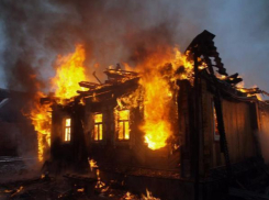 Частный дом сгорел в Ростове на улице Глинки