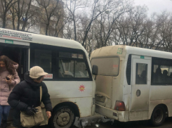 В погоне за пассажирами дикий водитель маршрутки пошел на таран конкурента в Ростове