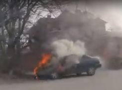 Горящая легковушка попала на видео читателя «Блокнот Ростов» 