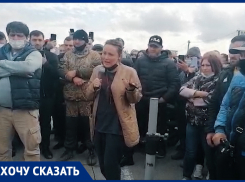 «Проще на нас бомбу сбросить»: эмоциональное выступление предпринимателя с рынка под Ростовом попало на видео