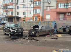 В Ростове в тройном ДТП пострадали две женщины