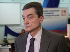 Помогал советами и поздравлял ветеранов депутат гордумы Ростова Станислав Затонский