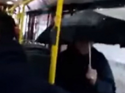 Утренняя поездка мужчины с открытым зонтом в «дождливом» автобусе Ростова попала на видео