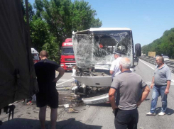 Под Ростовом автобус врезался в фуру, есть раненые