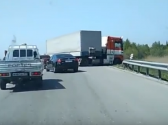 Жуткое ДТП с разворотом КамАЗа на выезде из Ростова попало на видео 