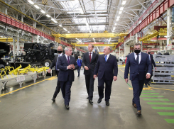 Михаил Мишустин протестировал комбайн на заводе «Ростсельмаш»