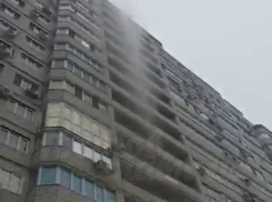Водопад кипятка с крыши многоэтажки пролился на головы ошарашенным прохожим в Ростове