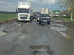 Убийство автомобилей жителей поселка Темерницкий ямами на дороге за «Ашаном» возмутило ростовчан