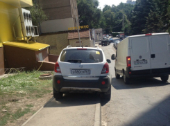 «Инвалид на всю голову» по-хамски припарковал машину на тротуаре в Ростове