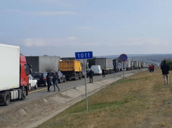 Сотни автомобилей застряли в огромной пробке на трассе М-4 под Ростовом 
