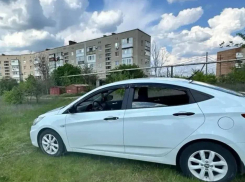 Мужчина угнал заведенный автомобиль своей сожительницы прямо у дома в Ростовской области