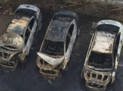 Ночью в Ростове на Западном сгорели три легковых автомобиля 
