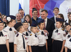 Губернатор Юрий Слюсарь вручил паспорта донской молодежи в День Конституции