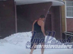 Полуобнаженный босой мужчина на заснеженной улице Ростова рассмешил горожан и попал на фото