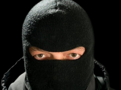 Избиение и ночное ограбление женщины в Ростовской области совершил ее знакомый в маске