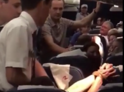 Напившегося в туалете виски ростовского пассажира пришлось связать в самолете