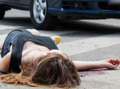 Сдававший «задом» водитель иномарки сбил переходившую дорогу женщину у многоэтажки Ростова