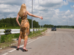 Вечно избитая беременная женщина разводит автолюбителей на трассе Ростовской области