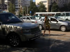 Светская львица в соблазнительном мини хотела растерзать проезжающие автомобили в Ростове