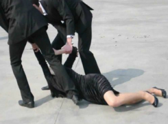 Мощную струю из перцового баллончика в лицо получили девушки за отказ познакомиться у бара Ростова