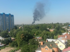 Из-за пожара на нефтебазе клубы дыма заволокли район Военведа в Ростове-на-Дону