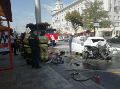 Огненная встреча иномарки со столбом и «убитой» остановкой в центре Ростова попала на видео 