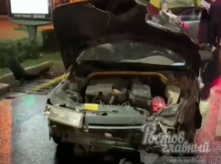 В Ростове пострадавшие в аварии иномарки превратились в груду железа