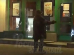 Зажигательный танец мужчины возле уличного кафе рассмешил жителей Ростова и попал на видео